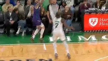 还剩4分钟黄蜂领先绿军26分，绿军主力球员被替换下场