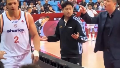 必一足球官网-领头羊出事！CBA巨星和主帅互骂，原因找到，卢伟表态，沪媒开脱