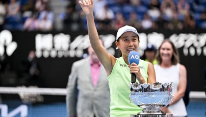 必一运动-领奖台致敬前辈郑洁，张帅女双再夺冠藏着中国网球20年青春